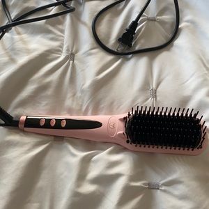 L’ange hair brush straightener works great just don’t need it.
